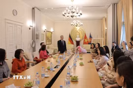Đại sứ Nguyễn Đắc Thành chúc mừng các cán bộ nữ và phu nhân cán bộ Đại sứ quán Việt Nam. (Ảnh: Thu Hằng/TTXVN)