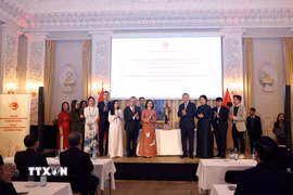 Tổng Bí thư, Chủ tịch nước Tô Lâm tặng bức tượng Chủ tịch Hồ Chí Minh cho Đại sứ quán Việt Nam tại Đan Mạch. (Ảnh: Thống Nhất/TTXVN)