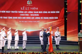Tổng Bí thư, Chủ tịch nước Tô Lâm trao Danh hiệu Anh hùng lực lượng vũ trang nhân dân tặng Văn phòng Bộ Công an. (Ảnh: Phạm Kiên/TTXVN)