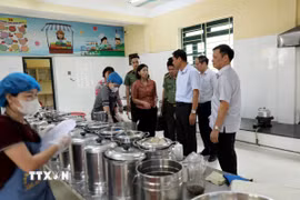 Đoàn kiểm tra của Sở Y tế tỉnh Tuyên Quang kiểm tra bếp ăn của Trường Mầm non Đội Cấn. (Ảnh: Quang Cường/TTXVN)