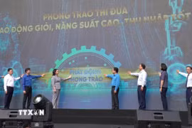 Các đại biểu thực hiện nghi thức phát động Phong trào thi đua “Lao động giỏi, năng suất cao, thu nhập tốt" tại Khu công nghiệp Thăng Long, xã Thiên Lộc (Hà Nội), sáng 7/6/2026. (Ảnh: Hùng Mạnh/TTXVN)