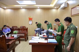 Cơ quan Cảnh sát điều tra Công an tỉnh Phú Thọ thi hành Lệnh khám xét nơi làm việc của Vũ Doanh Nam - Giám đốc và Phùng Thị Thuỳ Linh - Kế toán Trung tâm trợ giúp xã hội tỉnh Phú Thọ. (Nguồn: Công an Phú Thọ)