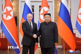 Nhà lãnh đạo Triều Tiên Kim Jong-un (phải) và Tổng thống Nga Vladimir Putin trong cuộc hội đàm tại Bình Nhưỡng ngày 19/6/2024. (Ảnh: Yonhap/TTXVN)