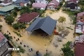 Cảnh ngập lụt sau những trận mưa lớn tại tỉnh Aceh, Indonesia. (Ảnh: THX/TTXVN)