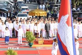 Quốc vương Norodom Sihamoni cùng các lãnh đạo, quan chức cấp cao Campuchia tại lễ thắp đuốc kỷ niệm 72 năm Quốc khánh 9/11 và ngày thành lập Quân đội Hoàng gia Campuchia. (Ảnh: AKP/TTXVN phát)