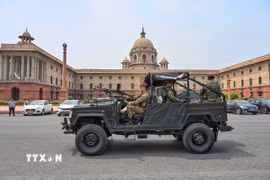 Binh sỹ Ấn Độ tuần tra tại thủ đô New Delhi ngày 10/5/2025. (Ảnh: ANI/TTXVN)