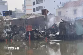 Hiện trường vụ cháy hỏa hoạn xảy ra tại khu dân cư phía sau chợ Bình Trưng, đường Nguyễn Duy Trinh, phường Bình Trưng (Thành phố Hồ Chí Minh) xảy ra sáng 11/1/2026. (Ảnh: TTXVN phát)