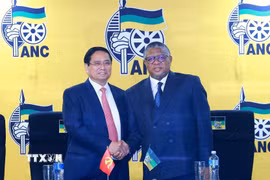 Thủ tướng Phạm Minh Chính gặp Tổng thư ký Đảng Đại hội Dân tộc Phi (ANC) Fikile Mbalula. (Ảnh: Dương Giang/TTXVN)