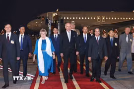 Tổng thống Hungary Sulyok Tamás và Phu nhân đến Hà Nội, bắt đầu thăm chính thức Việt Nam. (Ảnh: Minh Đức/TTXVN)