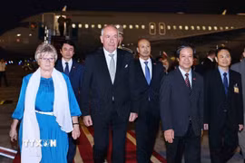 Bộ trưởng Bộ Giáo dục và Đào tạo Nguyễn Kim Sơn đón Tổng thống Hungary Sulyok Tamas và Phu nhân tại Sân bay Quốc tế Nội Bài. (Ảnh: Minh Đức/TTXVN)