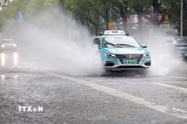 Tuyến đường bị ngập sau những trận mưa lớn khi bão Dolphin đổ bộ. (Ảnh: THX/TTXVN phát)