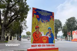 Những cụm pano cổ động được thiết kế bắt mắt, kết hợp hài hòa giữa màu sắc và thông điệp tuyên truyền về ngày hội ý nghĩa của non sông. (Ảnh: Huy Khánh/Vietnam+)