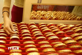 Trang sức vàng được bày bán tại cửa hàng ở Yangon, Myanmar. (Ảnh: THX/TTXVN)