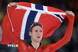 Sander Eitrem vui mừng sau khi hoàn thành nội dung trượt băng tốc độ 5.000m nam tại Olympic mùa Đông Milan-Cortina 2026 ở Milan, Italy. (Ảnh: THX/TTXVN)