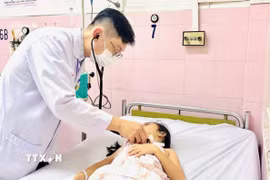 Thăm khám cho học sinh nghi ngộ độc thực phẩm. (Ảnh minh họa: TTXVN phát)