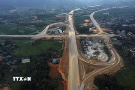 Cầu vượt và hệ thống đường dẫn cầu thuộc gói thầu số 19, tuyến cao tốc Tuyên Quang-Hà Giang, đoạn qua phường Mỹ Lâm (Tuyên Quang) đang khẩn trương hoàn thiện. (Ảnh: Hoàng Hải/TTXVN)