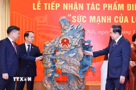Lễ tiếp nhận tác phẩm điêu khắc ánh sáng “Sức mạnh của lòng dân”