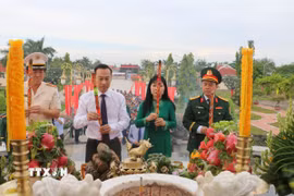 Lãnh đạo tỉnh An Giang dâng hoa lên Đài tưởng niệm các Anh hùng liệt sỹ tại Nghĩa trang liệt sỹ tỉnh An Giang. (Ảnh: Công Mạo-TTXVN)