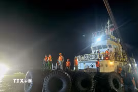 Phó Thủ tướng Trần Hồng Hà chỉ đạo tìm kiếm xuyên đêm vụ lật tàu du lịch trên vịnh Hạ Long. (Ảnh: Thanh Vân/TTXVN)