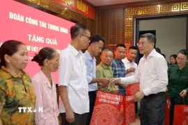 Ông Lê Minh Hưng, Ủy viên Bộ Chính trị, Bí thư Trung ương Đảng, Trưởng ban Tổ chức Trung ương tặng quà thân nhân gia đình 10 nữ liệt sỹ thanh niên xung phong hy sinh tại Ngã ba Đồng Lộc. (Ảnh: Hữu Quyết/TTXVN)
