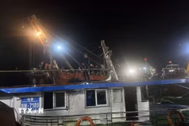 Cận cảnh xuyên đêm trục vớt tàu du lịch bị lật trên vịnh Hạ Long