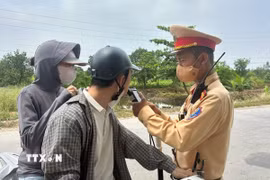 Công an thành phố Hải Phòng tuần tra, xử lý vi phạm trên các tuyến đường ở xã Gia Lộc. (Ảnh: Mạnh Tú/TTXVN)
