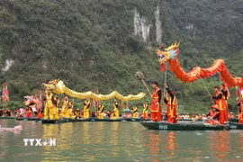 Nghi thức rước thuyền rồng độc đáo trên sông tại lễ hội Tràng An. (Ảnh: Đức Phương/TTXVN)