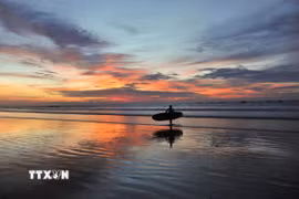 Cảnh hoàng hôn trên đảo Bali, Indonesia. (Ảnh: THX/TTXVN)