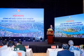Phó Bí thư Thành ủy, Chủ tịch Ủy ban Nhân dân thành phố Huế Nguyễn Khắc Toàn phát biểu tại hội nghị. (Ảnh: Mai Trang/TTXVN)