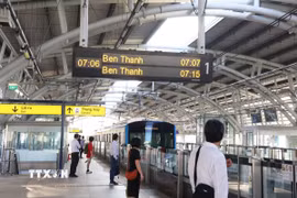 Hành khách chờ tàu Metro số 1 tại ga Thảo Điền, phường An Khánh, Thành phố Hồ Chí Minh. (Ảnh: Hồng Đạt/TTXVN)