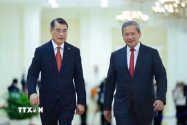 Thủ tướng Hun Manet đón Thủ tướng Lê Minh Hưng thăm chính thức Vương quốc Campuchia. (Ảnh: Dương Giang/TTXVN)