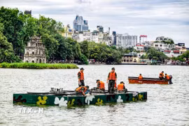 Cán bộ, chiến sỹ Bộ Tư lệnh Thủ đô Hà Nội triển khai lắp đặt hệ thống pháo hoa trên mặt hồ Hoàn Kiếm, chuẩn bị phục vụ chương trình kỷ niệm 72 năm Ngày Giải phóng Thủ đô. (Ảnh: TTXVN phát)