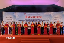 Các đại biểu cắt băng khánh thành Trung tâm Y tế khu vực Bắc Hà. (Ảnh: Tuấn Khôi/TTXVN)