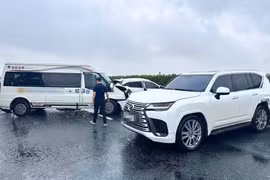 Tạm giữ hình sự tài xế Lexus có dấu hiệu gây rối trật tự công cộng trên cao tốc