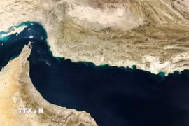 Hình ảnh từ vệ tinh Terra của NASA về eo biển Hormuz (trái). (Ảnh: The Gulf News/TTXVN)