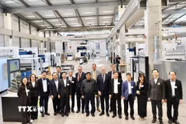 Phó Thủ tướng Nguyễn Chí Dũng tham quan Tập đoàn Công nghệ laser công nghiệp Trumpf ở thành phố Stuttgart. (Ảnh: TTXVN phát)