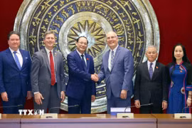 Phó Chủ tịch Quốc hội Trần Quang Phương với ông John Moolenaar, Hạ nghị sỹ bang Michigan, Hạ viện Hoa Kỳ. (Ảnh: Phạm Kiên/TTXVN)