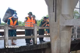 Hình tư liệu: Lãnh đạo Bộ Chỉ huy Quân sự thành phố Đà Nẵng trực tiếp chỉ đạo phòng chống bão tại hiện trường. (Ảnh: Thanh Phong/Vietnam+)