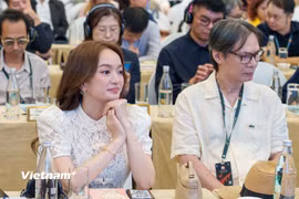 Diễn viên, đạo diễn và nhiều cơ quan Thông tấn, báo chí và truyền thông tham gia sự kiện họp báo. (Ảnh: Thanh Phong/Vietnam+)