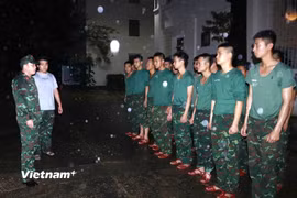 Gần 1h sáng ngày 30/10, Đại tá Trần Hữu Ích – Chỉ huy trưởng Bộ Chỉ huy Quân sự thành phố Đà Nẵng ban hành lệnh khẩn cấp điều động lực lượng cơ động cứu dân trong đêm. (Ảnh: PV/Vietnam+)
