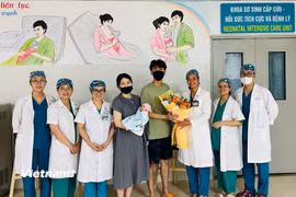 Cán bộ y, bác sỹ bệnh viện Phụ sản - Nhi Đà Nẵng chúc mừng gia đình du khách. (Ảnh: PV/Vietnam+)