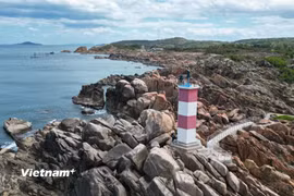 Gành đèn, một trong những điểm tham quan còn giữ vẻ đẹp nguyên sơ tại ven biển Đắk Lắk. (Ảnh: Thanh Phong/Vietnam+)