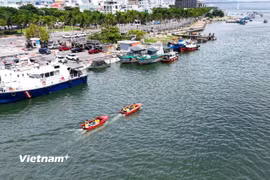 Bộ chỉ huy quân sự thành phố Đà Nẵng luyện tập cứu hộ và lai dắt phương tiện gặp nạn trên sông Hàn. (Ảnh: Thanh Phong/Vietnam+)