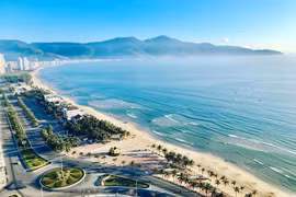 Bãi biển trung tâm thành phố Đà Nẵng. (Ảnh: PV/Vietnam+)
