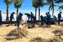 Do ảnh hưởng của cơn bão số 13, ngành Đường sắt đã phải chuyển tải hành khách, du khách. (Ảnh: PV/Vietnam+)