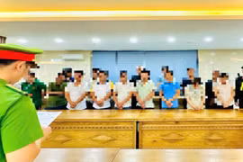 Cơ quan cảnh sát điều tra Công an thành phố Đà Nẵng đọc lệnh bắt tạm giam các đối tượng. (Nguồn: Công an thành phố Đà Nẵng)