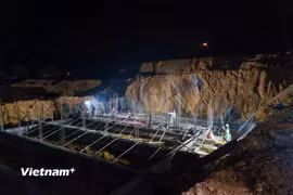 Xuyên đêm thi công dự án trường nội trú xã Hùng Sơn, Đà Nẵng. (Ảnh: Thanh Phong/Vietnam+)