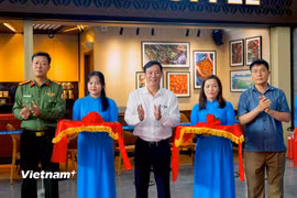 Ông Phan Kiều Hưng (giữa), Giám đốc Cảng hàng không quốc tế Đà Nẵng cùng đại diện các các đơn vị liên quan cắt băng khai trương hệ thống mới. (Ảnh: Thanh Phong/Vietnam+)
