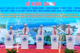 Ủy viên Bộ Chính trị, Phó Thủ tướng Thường trực Chính phủ Phạm Gia Túc (đứng giữa), Ủy viên Trung ương Đảng, Bí thư Thành ủy Đà Nẵng Lê Ngọc Quang (người thứ 2 từ trái qua) cùng các lãnh đạo thành phố Đà Nẵng ấn nút khởi công hai dự án. (Ảnh: Thanh Phong/Vietnam+)