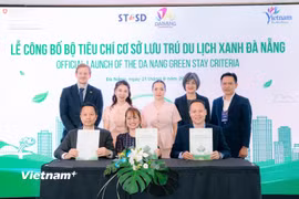 Chi hội Khách sạn Đà Nẵng và các cơ sở lưu trú ký cam kết đồng hành thực hiện Bộ tiêu chí cơ sở lưu trú du lịch xanh Đà Nẵng. (Ảnh: PV/Vietnam+)